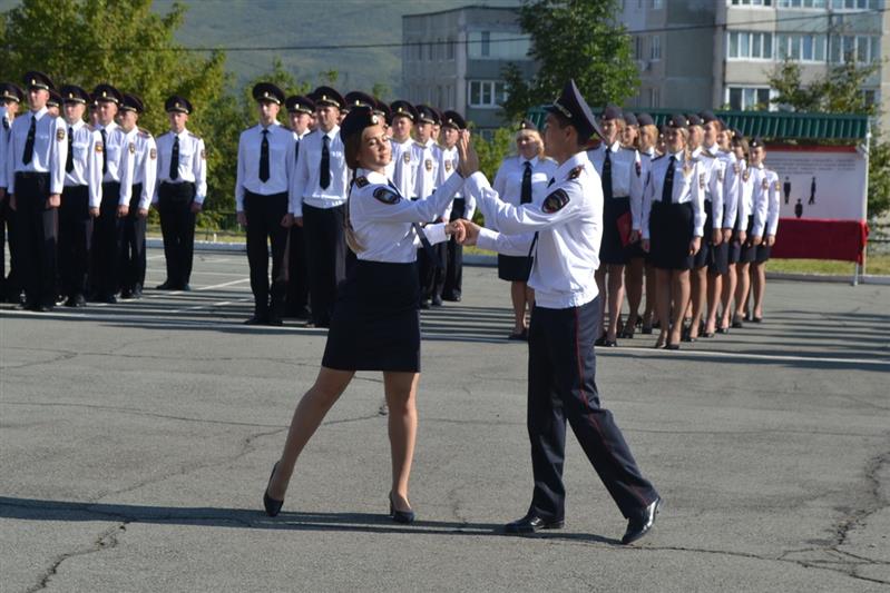 В День знаний сотрудники Росгвардии провели Урок мужества для курсантов Дальневосточного юридического института МВД России