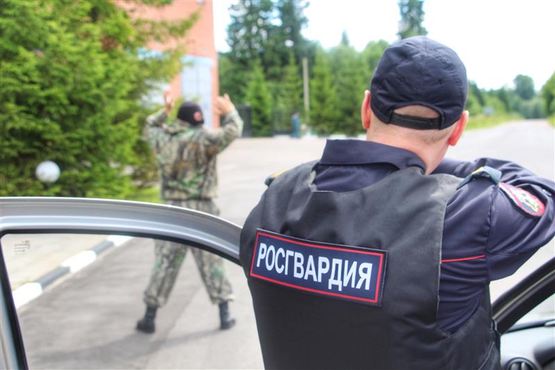 Росгвардейцы задержали двоих мужчин, избивших и ограбивших гражданина в подмосковном Одинцово