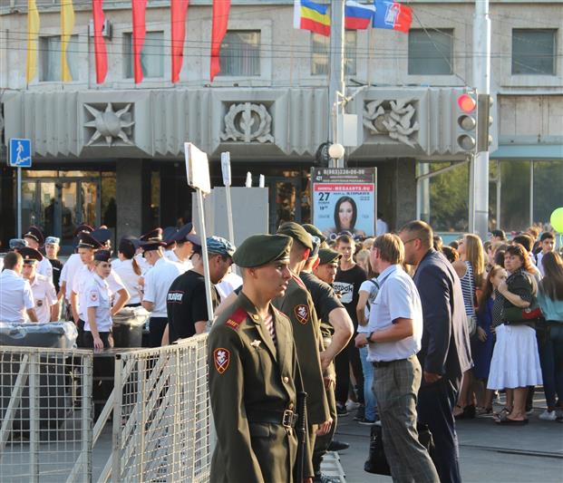 Военнослужащие и сотрудники Росгвардии приняли участие в охране общественного порядка во время празднования Дня города в Ростове-на-Дону