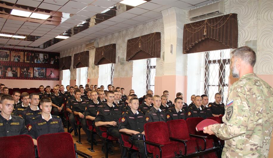 Офицеры ростовского СОБРа провели Урок мужества для воспитанников Новочеркасского суворовского училища МВД России