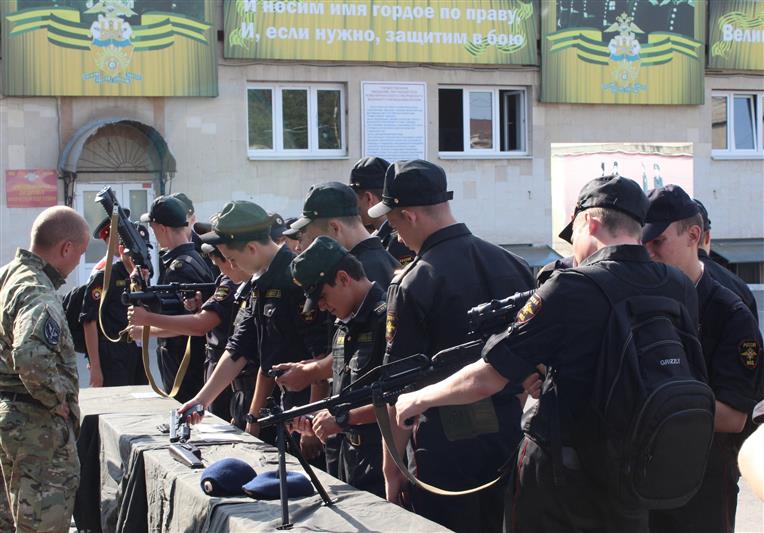 Офицеры ростовского СОБРа провели Урок мужества для воспитанников Новочеркасского суворовского училища МВД России