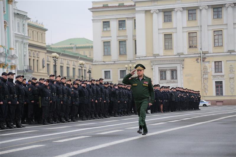 На Дворцовой площади Санкт-Петербурга состоялся торжественный смотр и развод подразделений Росгвардии, заступающих на боевую службу по охране общественного порядка
