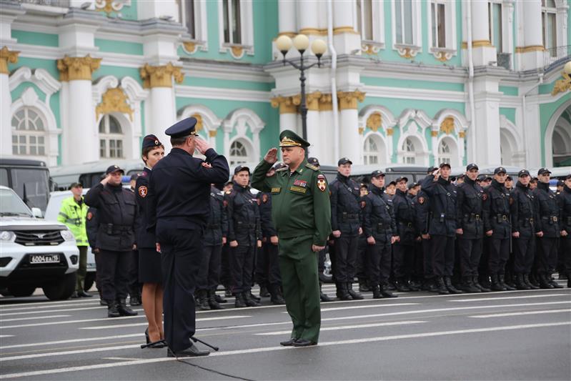 На Дворцовой площади Санкт-Петербурга состоялся торжественный смотр и развод подразделений Росгвардии, заступающих на боевую службу по охране общественного порядка