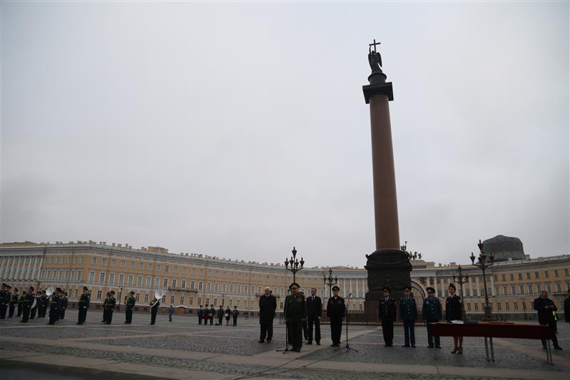 На Дворцовой площади Санкт-Петербурга состоялся торжественный смотр и развод подразделений Росгвардии, заступающих на боевую службу по охране общественного порядка