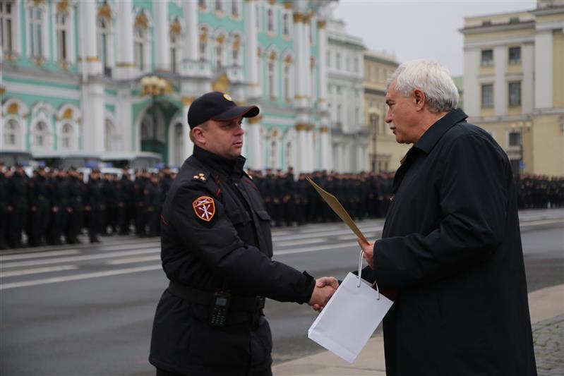 На Дворцовой площади Санкт-Петербурга состоялся торжественный смотр и развод подразделений Росгвардии, заступающих на боевую службу по охране общественного порядка