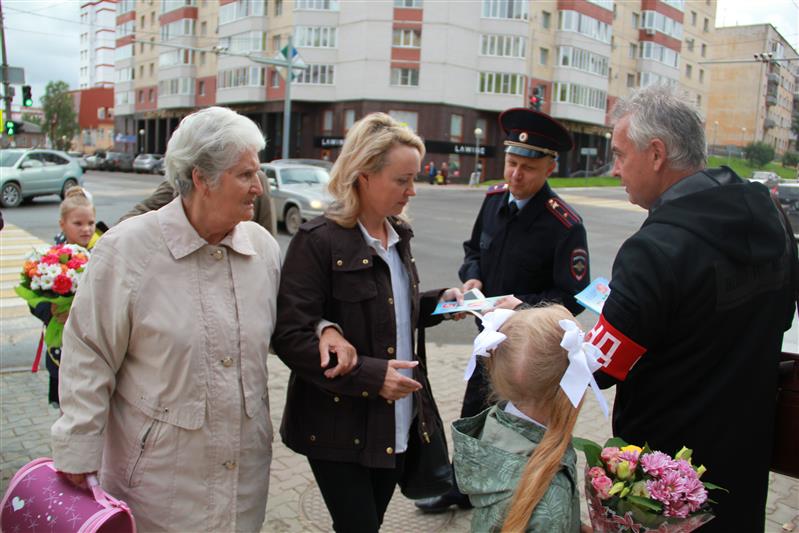 В Сыктывкаре сотрудники Росгвардии раздали школьникам памятки о правилах личной безопасности