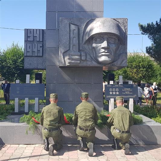 Военнослужащие Восточного округа Росгвардии возложили цветы к памятнику жителей поселка Чугуевка, погибших в годы Великой Отечественной войны 