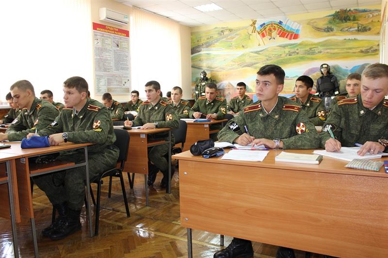 В военных институтах Росгвардии начали учебу около тысячи первокурсников