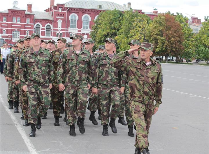 В Саратове на совместном гарнизонном разводе правоохранителей сотрудникам Росгвардии вручили ключи от новых квартир 