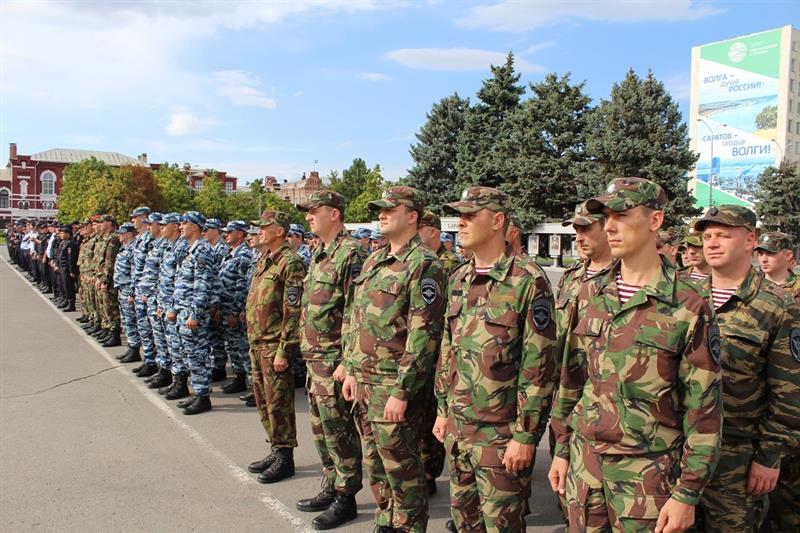 В Саратове на совместном гарнизонном разводе правоохранителей сотрудникам Росгвардии вручили ключи от новых квартир 