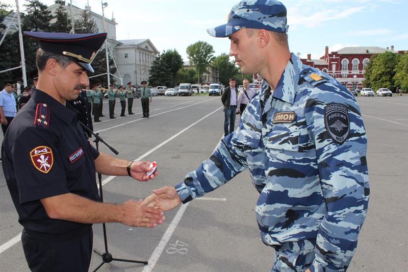 В Саратове на совместном гарнизонном разводе правоохранителей сотрудникам Росгвардии вручили ключи от новых квартир 