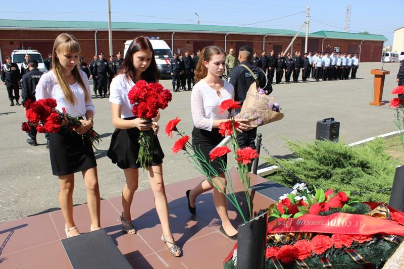 В Майкопе сотрудники Росгвардии почтили память погибшего омоновца