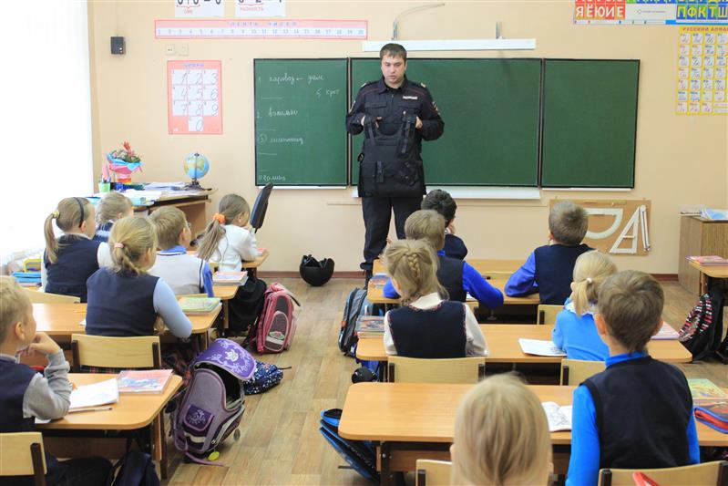Сотрудники Росгвардии провели урок безопасности для учащихся младших классов одной из архангельских школ