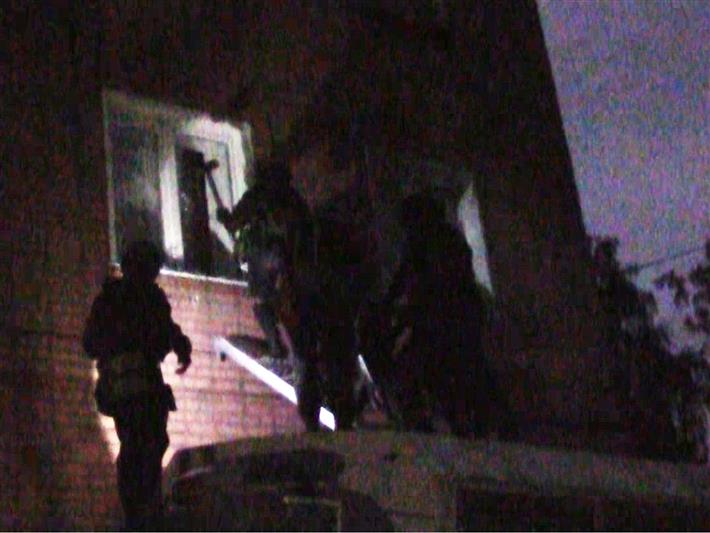 В Прокопьевске бойцы Росгвардии штурмом взяли квартиру наркоторговки