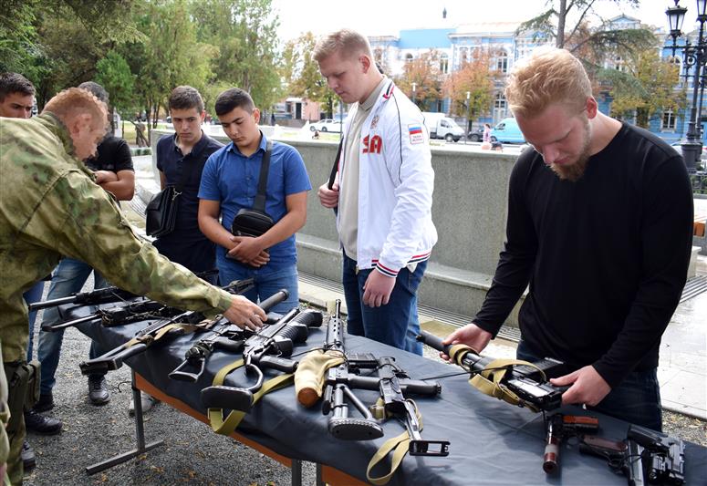 В Крыму бойцы СОБРа и ОМОНа Росгвардии приняли участие в патриотическом мероприятии