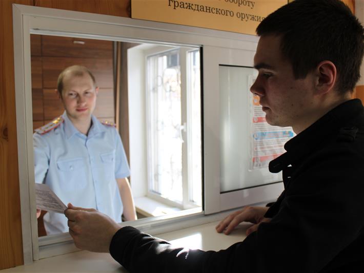 Инспекторы лицензионно-разрешительной работы проверили условия хранения оружия у жителей Иркутской области