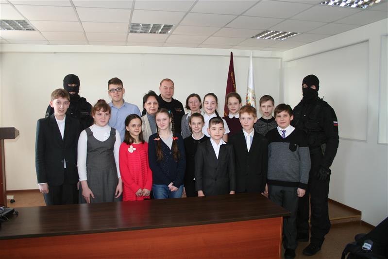Омские СОБРовцы встретились со спасенной ими 13-летней девочкой 