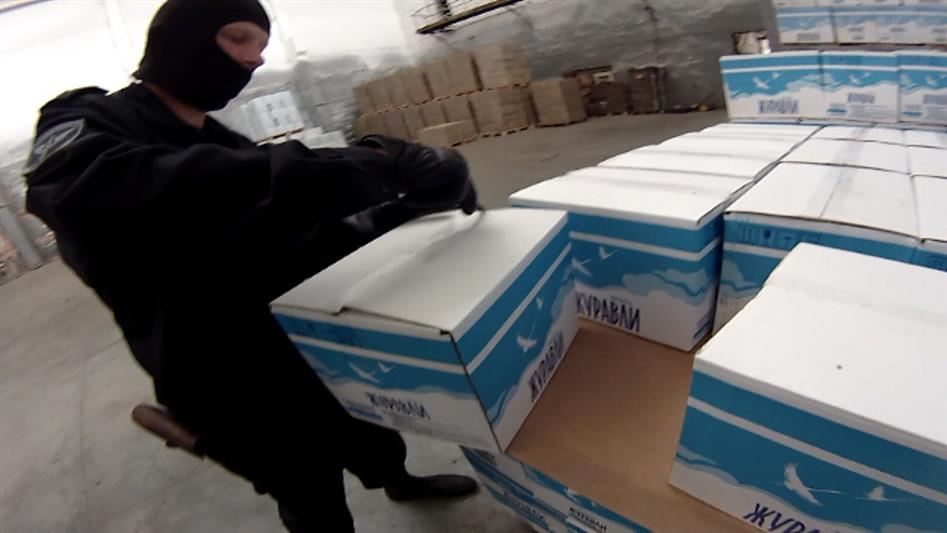 При силовой поддержке бойцов ОМОНа пресечена деятельность подпольного завода  по производству контрафактного алкоголя