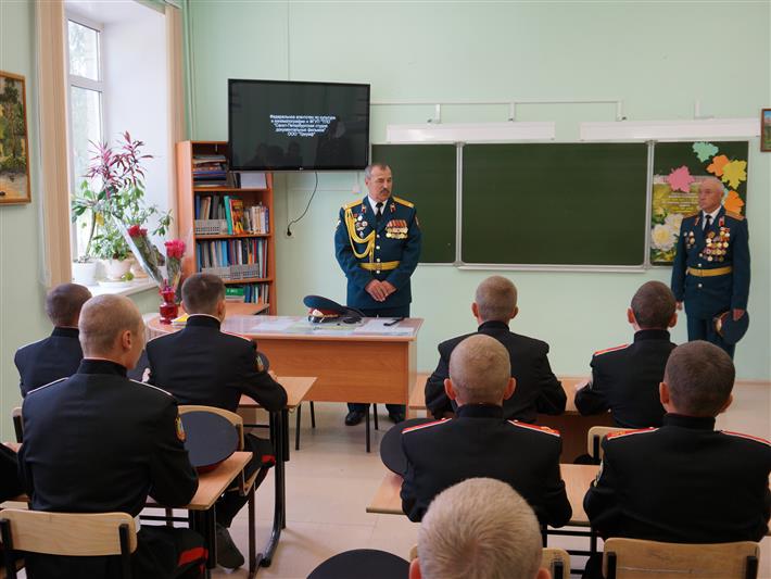 Военнослужащие Сибирского округа Росгвардии приняли участие в праздничных мероприятиях по случаю Дня знаний в Северском кадетском корпусе