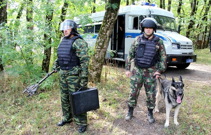 Бойцы ставропольских СОБРа и ОМОНа отработали алгоритм нейтрализации особо опасных преступников