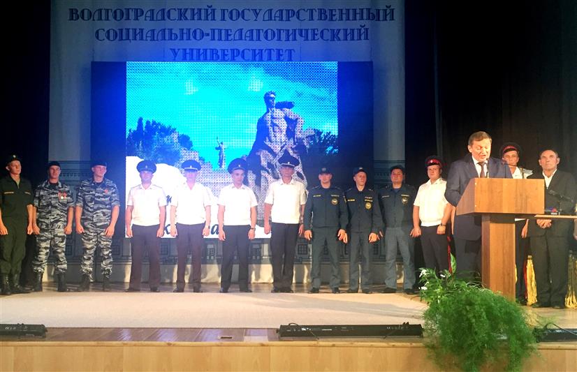 В образовательных учреждениях Волгоградской области прошли Уроки мужества, в которых приняли участие сотрудники Росгвардии, награжденные медалью «За отвагу на пожаре»