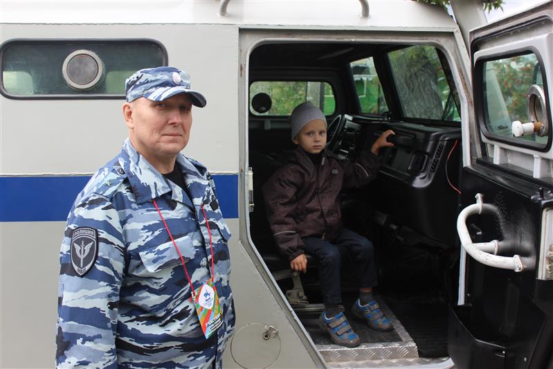 В Самаре военнослужащие и сотрудники Росгвардии приняли участие в акции «Военная служба по контракту – твой выбор!»