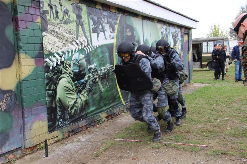 Офицеры белгородского СОБРа заняли второе место в турнире по триатлону среди спецподразделений Черноземья 