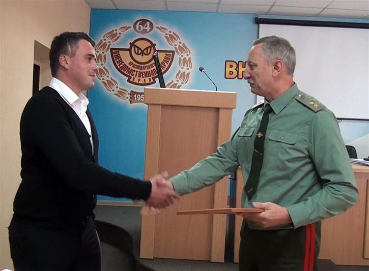 Начальник Главного управления Росгвардии по Краснодарскому краю генерал-лейтенант Сергей Власенко поблагодарил жителя Темрюка, который оказал содействие правоохранителям в задержании нарушителя общественного порядка