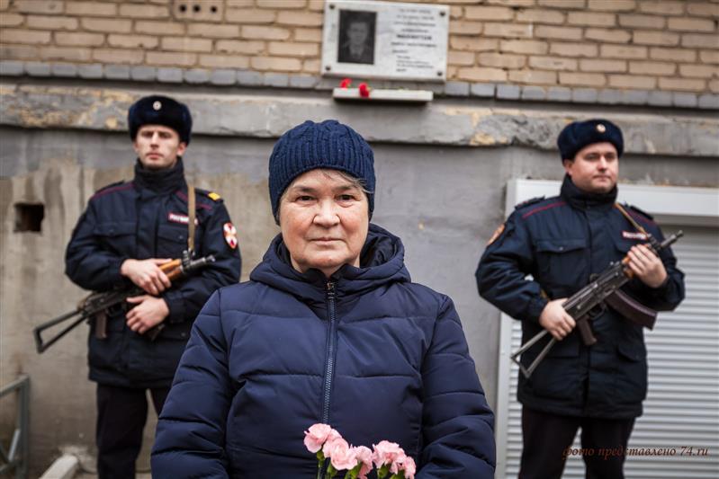 Челябинские росгвардейцы почтили память сержанта милиции Марата Махмутова, погибшего в ходе спецоперации по освобождению заложников