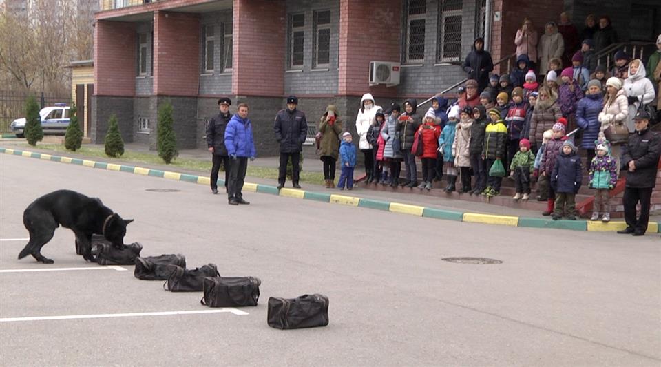 В Нижнем Новгороде кинологи вневедомственной охраны Росгвардии продемонстрировали детям способности служебных собак