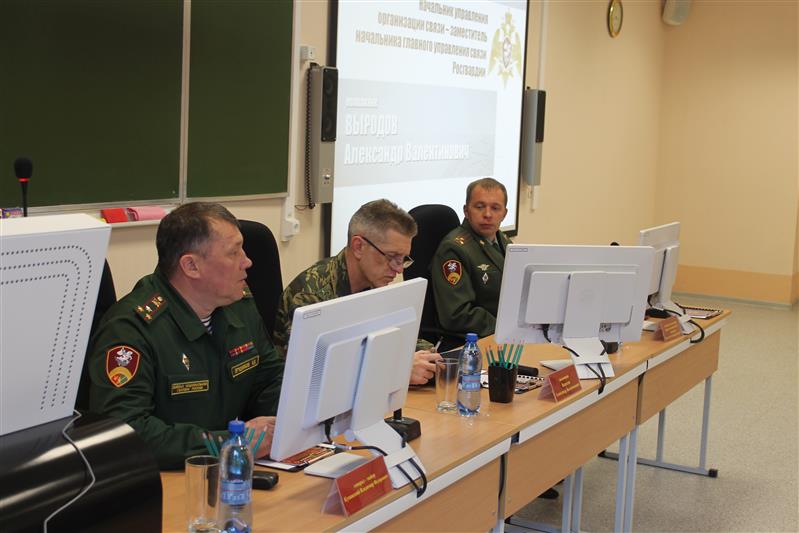 Офицеры Центрального аппарата Росгвардии поздравили личный состав факультета связи Пермского военного института с профессиональным праздником