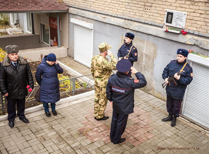 Челябинские росгвардейцы почтили память сержанта милиции Марата Махмутова, погибшего в ходе спецоперации по освобождению заложников