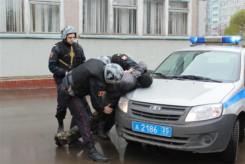 В Вологде сотрудники Росгвардии провели показательное  задержание условного преступника в образовательном учреждении