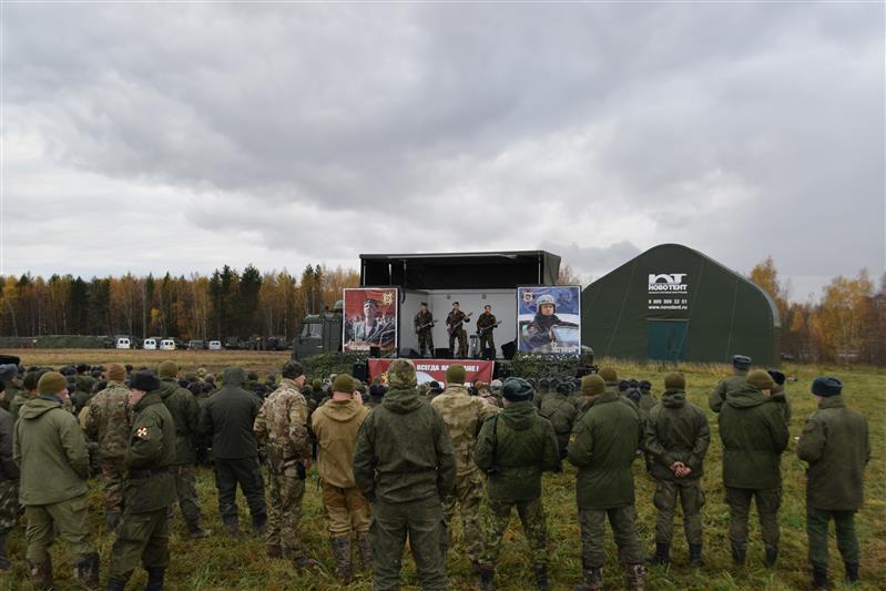 Артисты отечественной эстрады, театра и кино дали полевой концерт для военнослужащих Центра специального назначения «Витязь»
