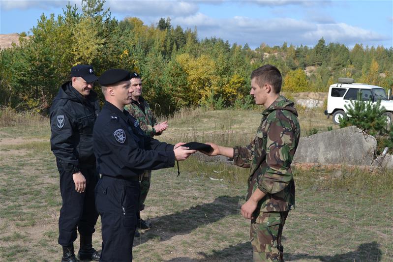 В псковском ОМОНе прошли квалификационные испытания на право ношения черного берета