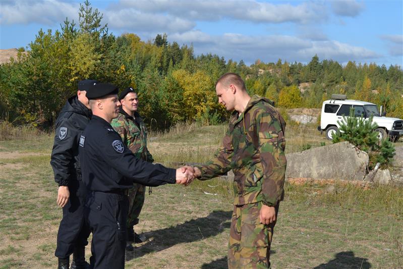 В псковском ОМОНе прошли квалификационные испытания на право ношения черного берета