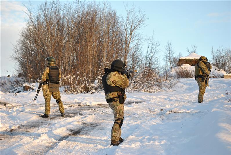 Бойцы СОБРа и ОМОНа Управления Росгвардии по Мурманской области завершили полевой выход