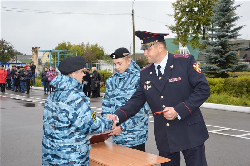 В Брянске сотрудники Росгвардии поздравили кадет с принятием присяги