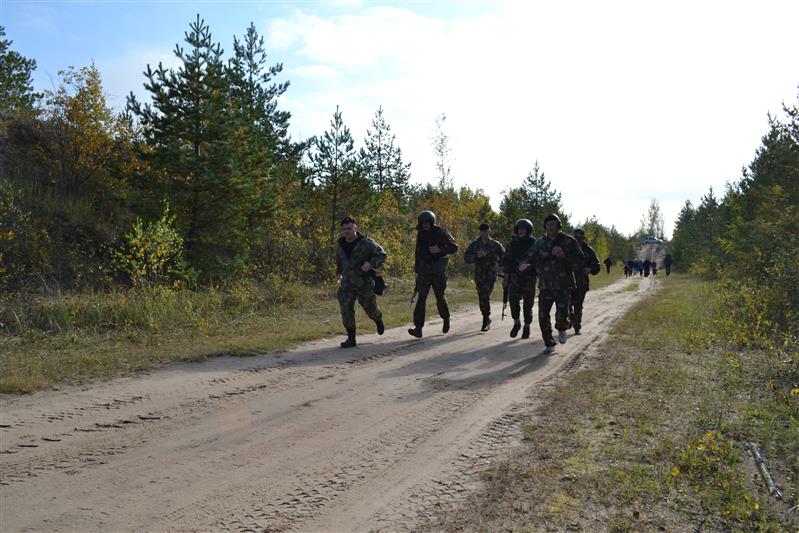 В псковском ОМОНе прошли квалификационные испытания на право ношения черного берета