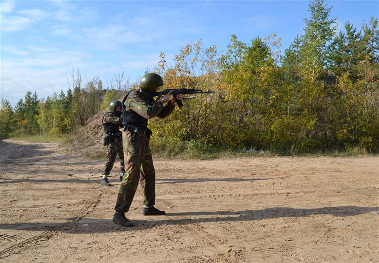 В псковском ОМОНе прошли квалификационные испытания на право ношения черного берета