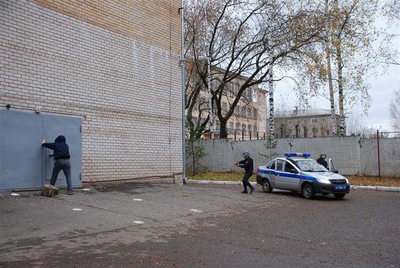 В кировском отделе вневедомственной охраны Росгвардии прошел День открытых дверей для учащихся полицейского колледжа