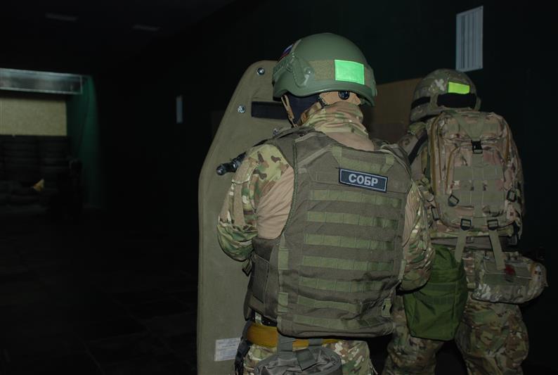 При силовой поддержке кировского СОБРа задержан подозреваемый в вымогательстве (видео)