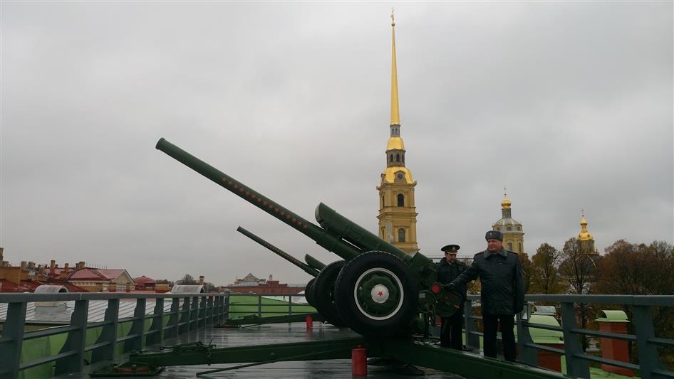 В Санкт-Петербурге в честь 65-летия вневедомственной охраны был произведен полуденный выстрел из пушки Петропавловской крепости