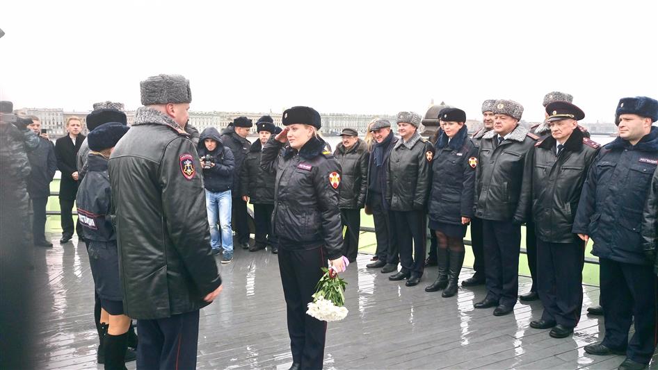 В Санкт-Петербурге в честь 65-летия вневедомственной охраны был произведен полуденный выстрел из пушки Петропавловской крепости