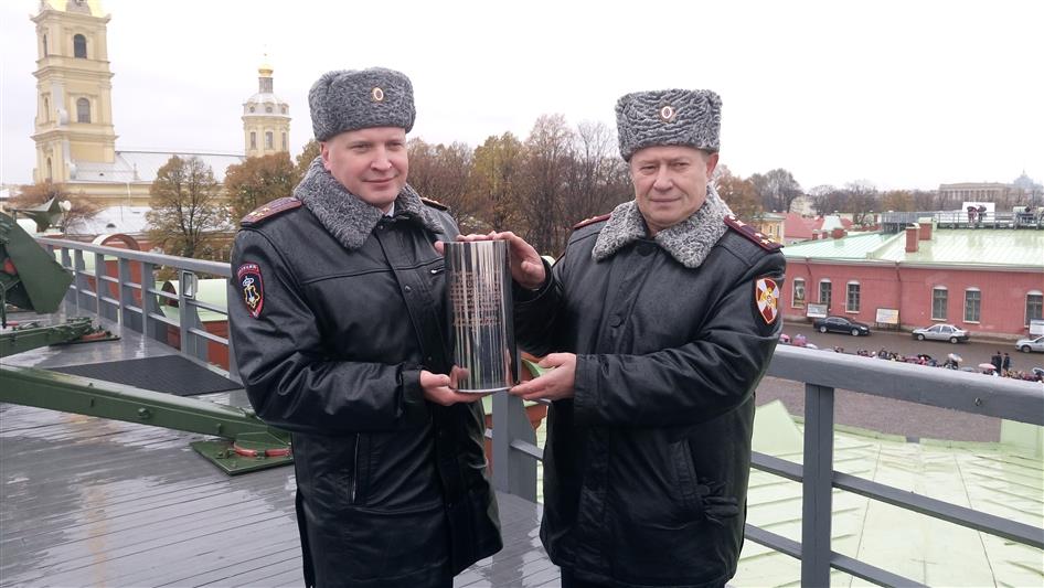 В Санкт-Петербурге в честь 65-летия вневедомственной охраны был произведен полуденный выстрел из пушки Петропавловской крепости