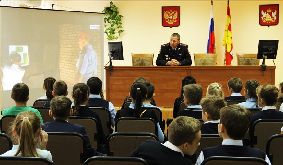 Сотрудники управления вневедомственной охраны Росгвардии по Воронежской области провели День открытых дверей для школьников