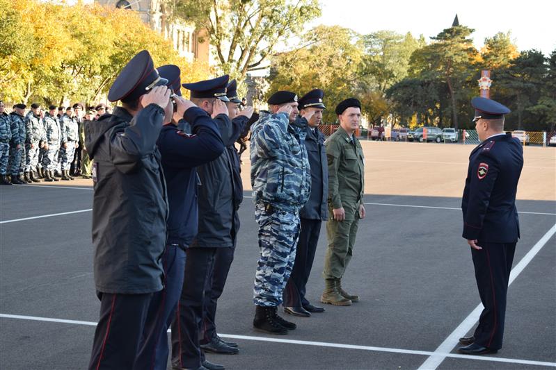В Ставрополе состоялся гарнизонный развод нарядов Росгвардии и полиции, заступающих на боевую службу по охране общественного порядка