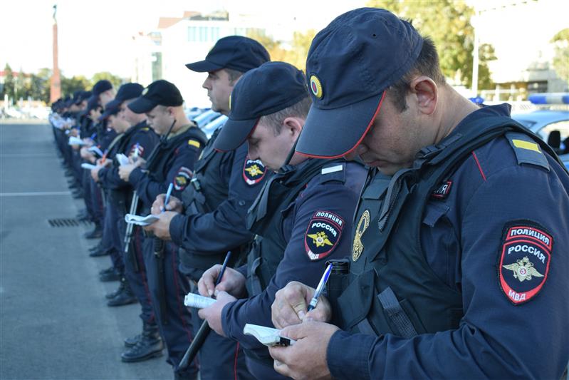 В Ставрополе состоялся гарнизонный развод нарядов Росгвардии и полиции, заступающих на боевую службу по охране общественного порядка