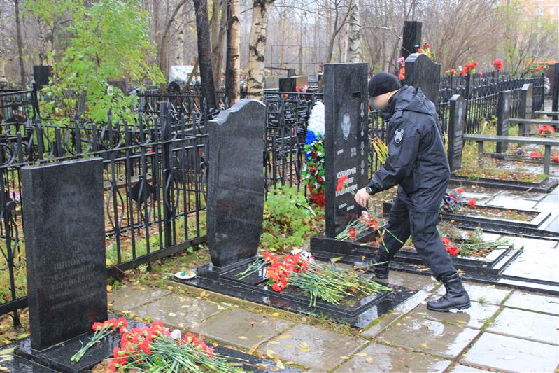 Сотрудники архангельского СОБРа Росгвардии почтили память своего погибшего сослуживца 