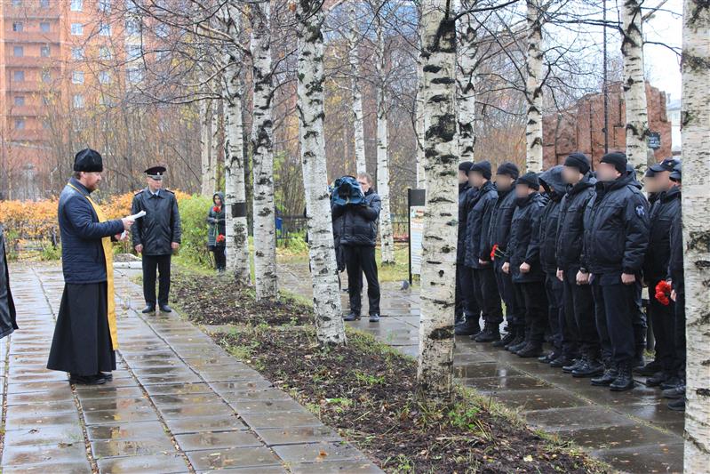 Сотрудники архангельского СОБРа Росгвардии почтили память своего погибшего сослуживца